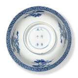 A BLUE AND WHITE 'FLORAL' BOWL - photo 3