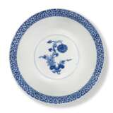 A BLUE AND WHITE 'FLORAL' BOWL - фото 4