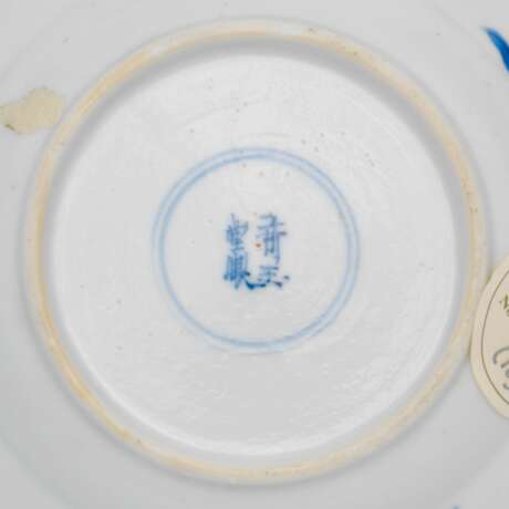 A GROUP OF FIVE BLUE AND WHITE 'FIGURAL' DISHES - photo 6