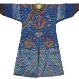 A BLUE-GROUND EMBROIDERED SILK 'DRAGON' ROBE - фото 1