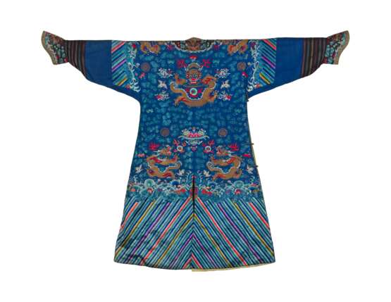 A BLUE-GROUND EMBROIDERED SILK 'DRAGON' ROBE - фото 2