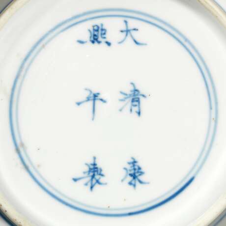 A BLUE AND WHITE 'FLORAL' BOWL - фото 6
