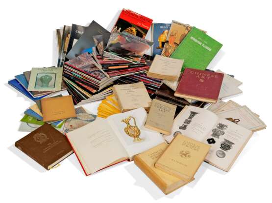 A LARGE COLLECTION OF IMPORTANT CHINESE ART REFERENCE BOOKS AND CHRISTIE'S CHINESE AUCTION CATALOGUES - photo 1