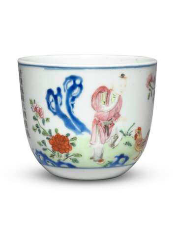 A FAMILLE ROSE ‘BOY AND CHICKEN’ CUP - photo 3