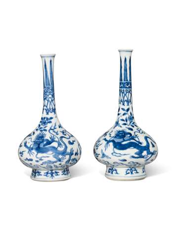 TWO BLUE AND WHITE ‘DRAGON’ BOTTLE VASES - Foto 1