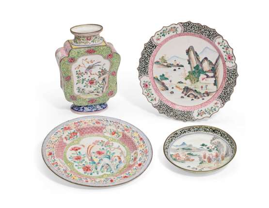 A GROUP OF THREE PAINTED ENAMEL FAMILLE ROSE DISHES AND A VASE - Foto 1