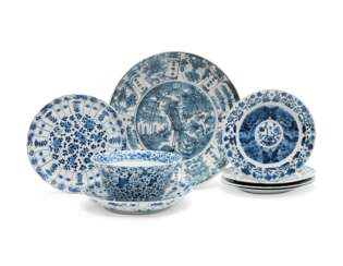 A GROUP OF SEVEN BLUE AND WHITE PORCELAIN DISHES AND A BOWL