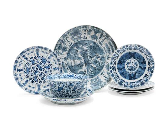 A GROUP OF SEVEN BLUE AND WHITE PORCELAIN DISHES AND A BOWL - photo 1