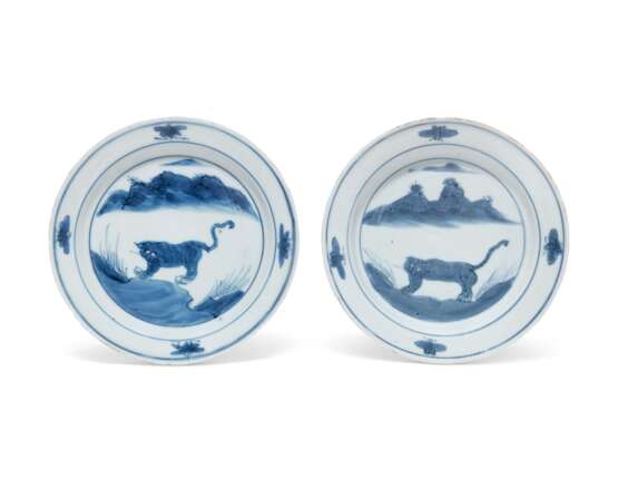 A PAIR OF BLUE AND WHITE KOSUMETSUKE SAUCER DISHES - фото 1