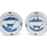 A PAIR OF BLUE AND WHITE KOSUMETSUKE SAUCER DISHES - Foto 1