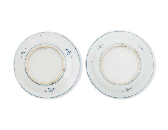 A PAIR OF BLUE AND WHITE KOSUMETSUKE SAUCER DISHES - Foto 2
