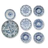 A GROUP OF SEVEN BLUE AND WHITE PORCELAIN DISHES AND A BOWL - фото 2