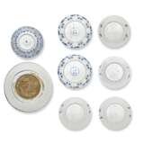 A GROUP OF SEVEN BLUE AND WHITE PORCELAIN DISHES AND A BOWL - фото 3