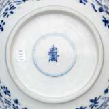 A GROUP OF SEVEN BLUE AND WHITE PORCELAIN DISHES AND A BOWL - фото 4