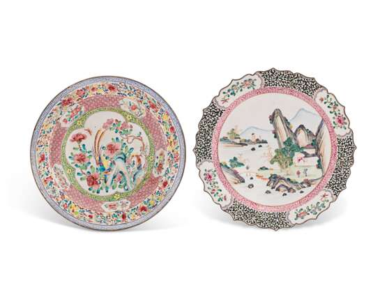 A GROUP OF THREE PAINTED ENAMEL FAMILLE ROSE DISHES AND A VASE - photo 2