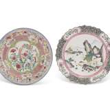 A GROUP OF THREE PAINTED ENAMEL FAMILLE ROSE DISHES AND A VASE - фото 2