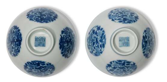 A PAIR OF BLUE AND WHITE ‘FLORAL MEDALLION’ BOWLS - фото 4