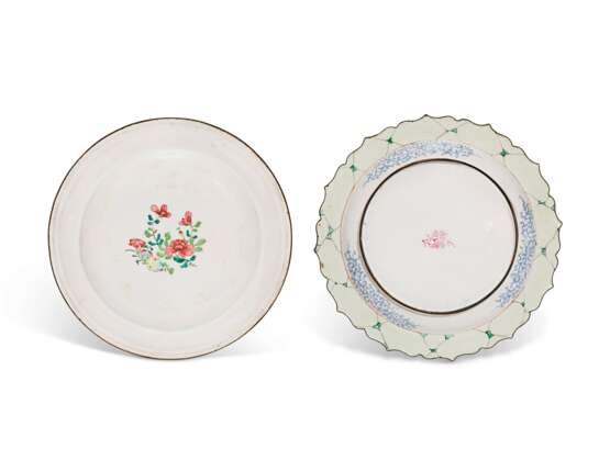 A GROUP OF THREE PAINTED ENAMEL FAMILLE ROSE DISHES AND A VASE - фото 3