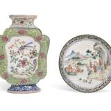 A GROUP OF THREE PAINTED ENAMEL FAMILLE ROSE DISHES AND A VASE - photo 4