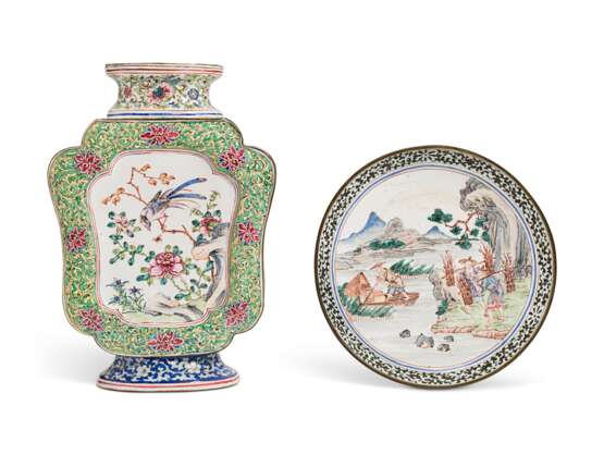 A GROUP OF THREE PAINTED ENAMEL FAMILLE ROSE DISHES AND A VASE - photo 4