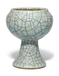 A GUAN-TYPE CRACKLE-GLAZED GLOBULAR STEM CUP