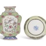 A GROUP OF THREE PAINTED ENAMEL FAMILLE ROSE DISHES AND A VASE - Foto 5