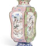 A GROUP OF THREE PAINTED ENAMEL FAMILLE ROSE DISHES AND A VASE - Foto 6