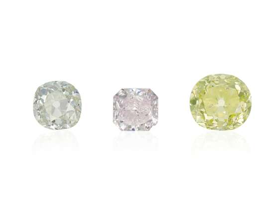 THREE UNMOUNTED COLORED DIAMONDS WITH GIA REPORTS - Foto 1