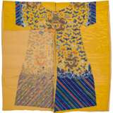 A YELLOW SILK EMBROIDERED UNCUT DRAGON ROBE AND A BROWN SILK EMBROIDERED UNCUT DRAGON ROBE - Foto 6