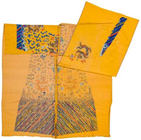 A YELLOW SILK EMBROIDERED UNCUT DRAGON ROBE AND A BROWN SILK EMBROIDERED UNCUT DRAGON ROBE - Foto 8