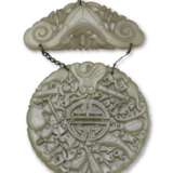 A PALE CELADON JADE RETICULATED TWO-PART HANGING PENDANT - Foto 2