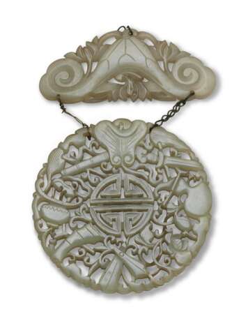 A PALE CELADON JADE RETICULATED TWO-PART HANGING PENDANT - Foto 3