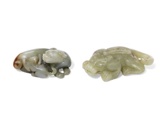 A YELLOW JADE CARVING OF A MYTHICAL BEAST AND A GREENISH-WHITE JADE 'FELINE' GROUP - Foto 1