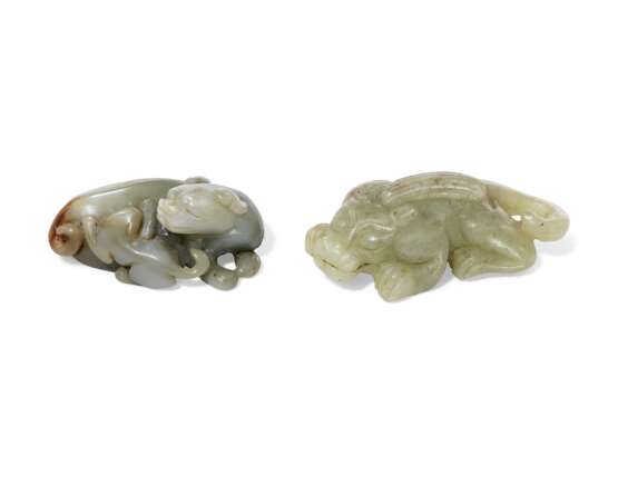 A YELLOW JADE CARVING OF A MYTHICAL BEAST AND A GREENISH-WHITE JADE 'FELINE' GROUP - фото 1