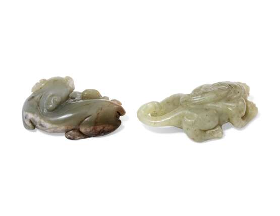 A YELLOW JADE CARVING OF A MYTHICAL BEAST AND A GREENISH-WHITE JADE 'FELINE' GROUP - Foto 2