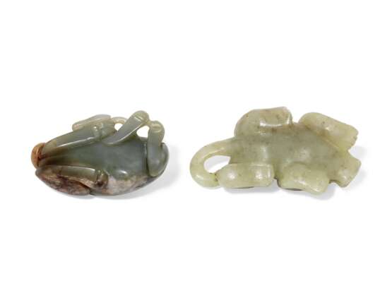 A YELLOW JADE CARVING OF A MYTHICAL BEAST AND A GREENISH-WHITE JADE 'FELINE' GROUP - photo 3