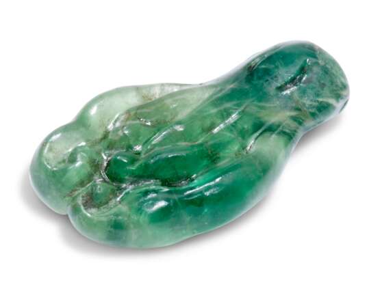A SMALL EMERALD 'FINGER CITRON' CARVING - photo 1