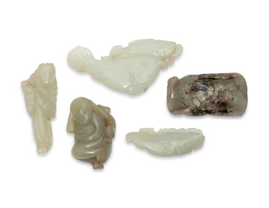 A GROUP OF FIVE JADE CARVINGS - фото 1