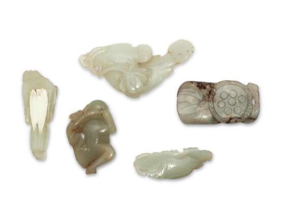 A GROUP OF FIVE JADE CARVINGS - photo 2