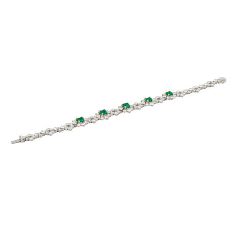 Armband mit 5 feinen Smaragden, zusammen ca. 3 ct und zahlreichen Brillanten - фото 3