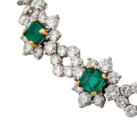 Armband mit 5 feinen Smaragden, zusammen ca. 3 ct und zahlreichen Brillanten - photo 5