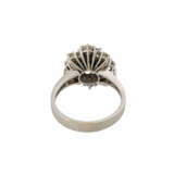 Ring mit Saphir oval facettiert und Entourage aus 16 Brillanten - Foto 4