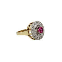 Ring mit pinkfarbenem Saphir