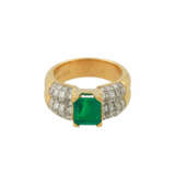 Ring mit Smaragd ca. 2 ct und 48 Prinzessdiamanten, zusammen ca. 2,81 ct - photo 2