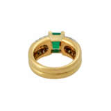 Ring mit Smaragd ca. 2 ct und 48 Prinzessdiamanten, zusammen ca. 2,81 ct - photo 4