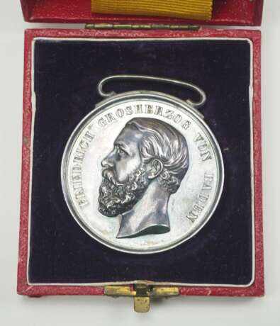Баден: Серебряная медаль за заслуги перед великим князем Фридрихом в футляре. - фото 2