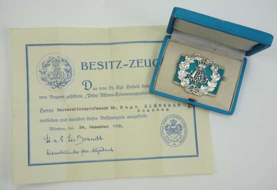 Bayern: Prinz Alfons-Erinnerungszeichen, in Silber, im Etui mit Urkunde für den Universitätsprofessor Dr. Hugo Kämmerer. - Foto 1