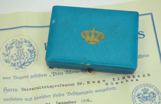 Bayern: Prinz Alfons-Erinnerungszeichen, in Silber, im Etui mit Urkunde für den Universitätsprofessor Dr. Hugo Kämmerer. - Foto 4