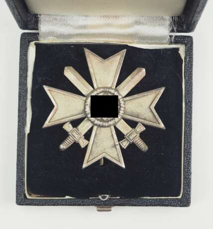 Kriegsverdienstkreuz, 1. Klasse, mit Schwertern, im Etui - L15. - Foto 2
