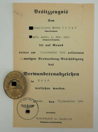 Verwundetenabzeichen, 1939, Gold, mit Urkunde für einen SS-Scharführer der SS-Art. Ausb. u. Ers. Rgt. - Foto 1